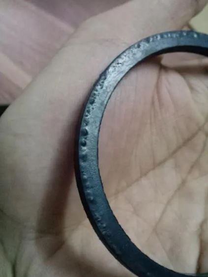 Rubber products have air bubbles. 橡胶制品有气泡。